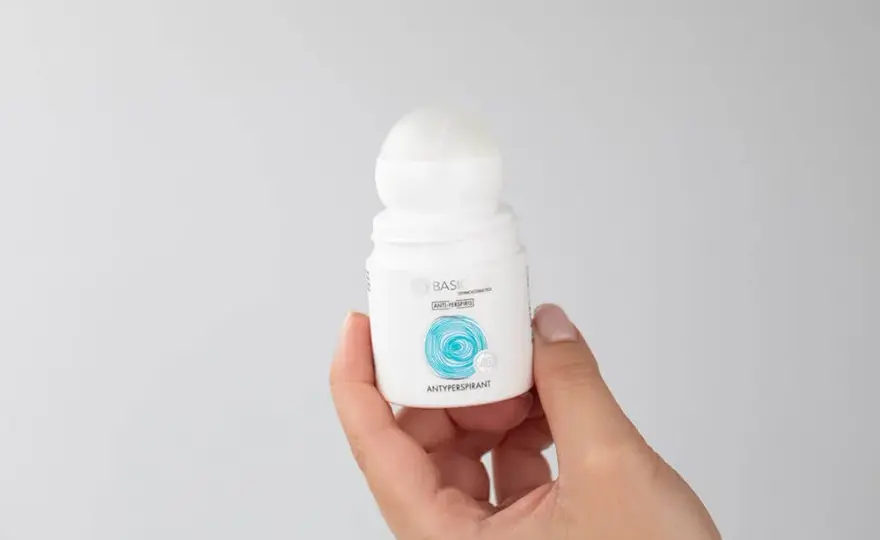 Dezodorant dezynfekuje? Prawda o ranach i antyperspirantach