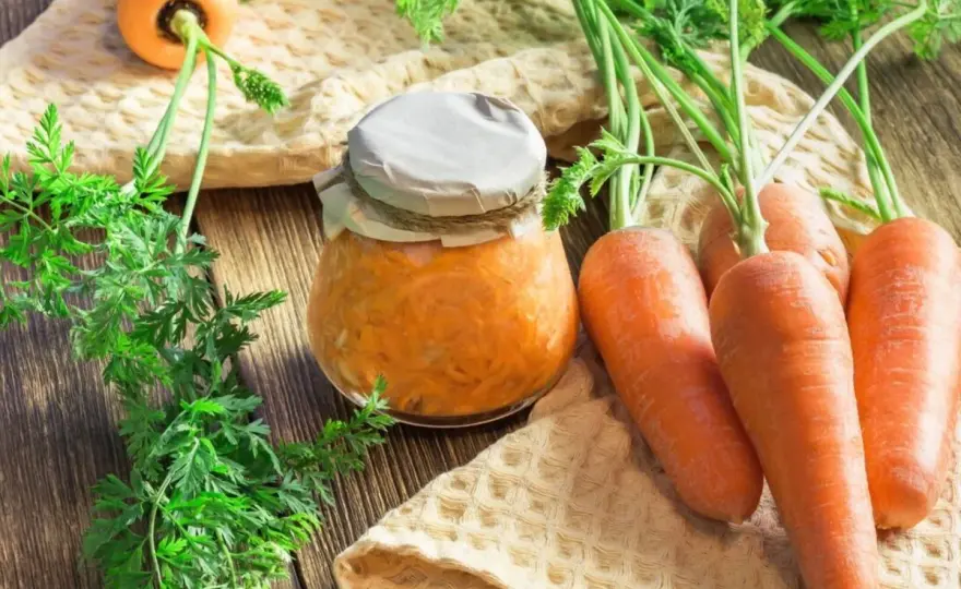 Picklade morötter som lyfter sallader, burgare och grillat