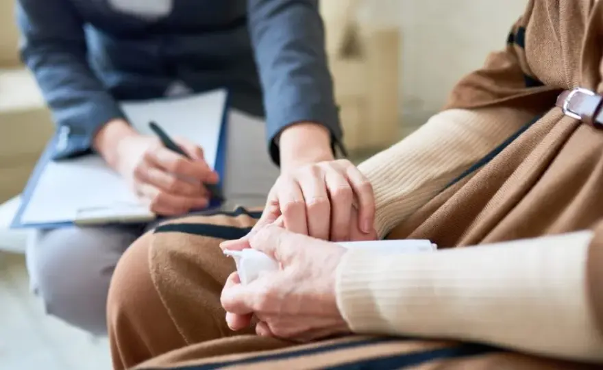 Kto leczy depresję: psycholog czy psychiatra? Zrozum różnice i wybierz mądrze