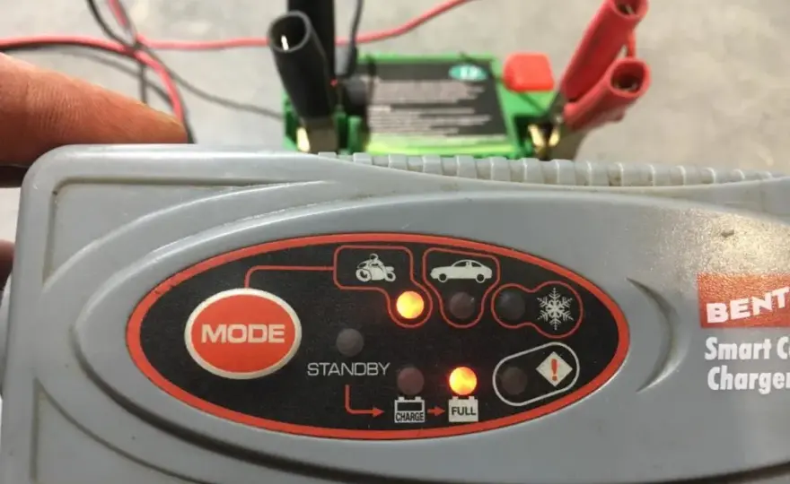 Akumulator 12V w motocyklu: Jak ładować, by służył latami?