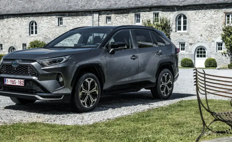 Ile kosztuje hybrydowa Toyota? Pełny przewodnik po cenach i TCO