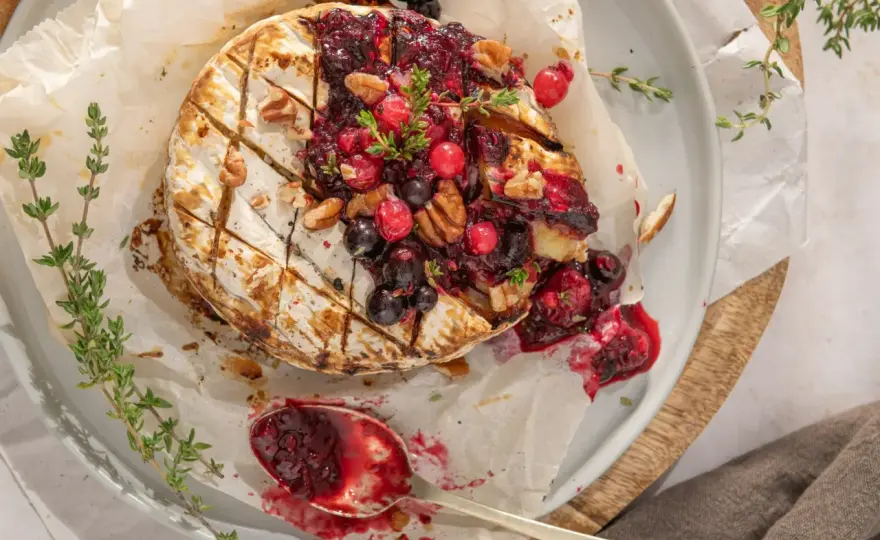 Pieczony camembert z piekarnika - prosty przepis i dodatki