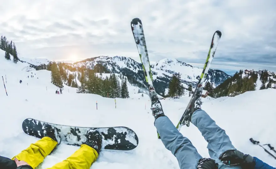 Narty czy snowboard dla początkującego? Wybierz mądrze!
