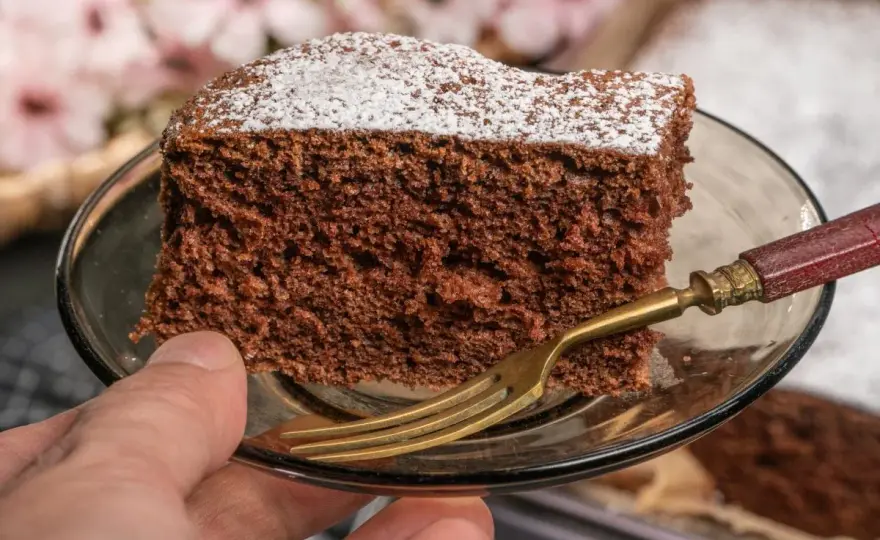 Proste ciasto czekoladowe z jednej miski - przepis na wilgotny wypiek