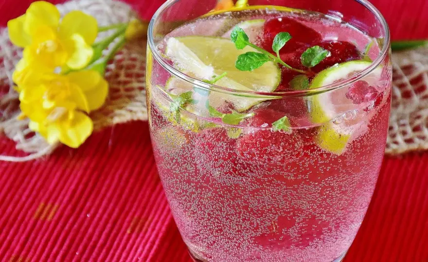 Najlepsze drinki z czerwonego wina – proste przepisy i porady dla każdego