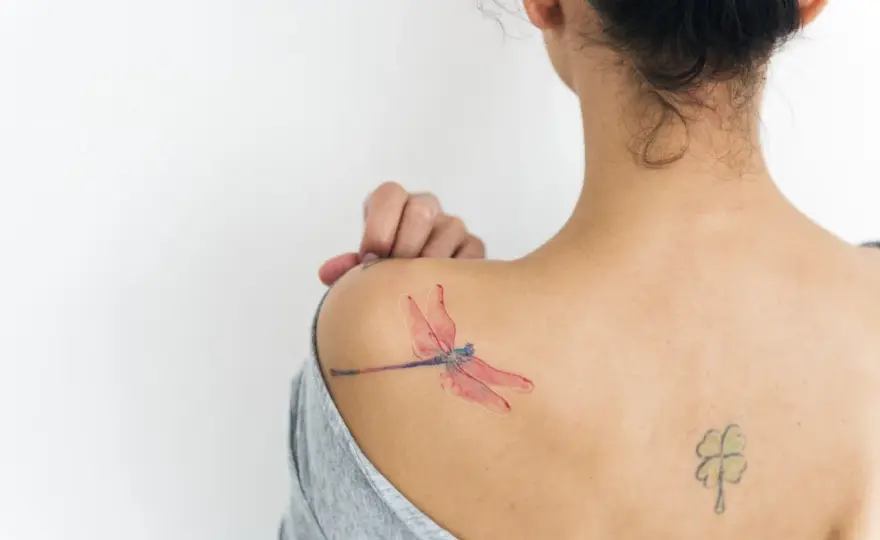 Tatuaż ważka - symbolika, style i idealne miejsca