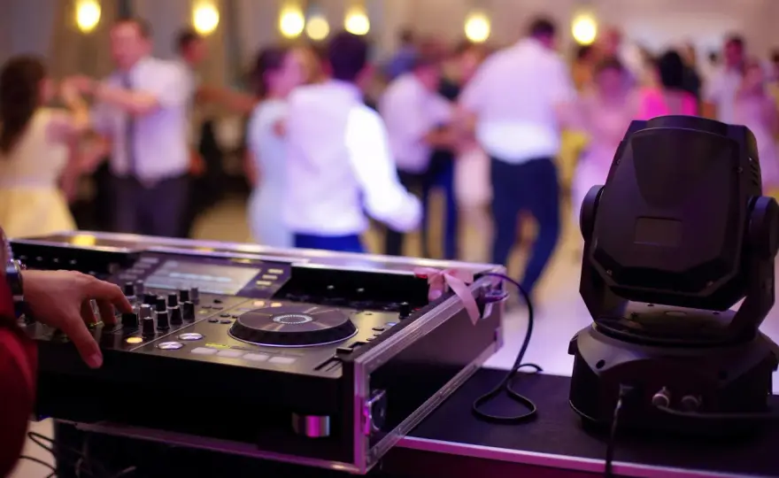 Koszt DJ-a na wesele: Od 4500 zł do 12000 zł jak nie przepłacić?