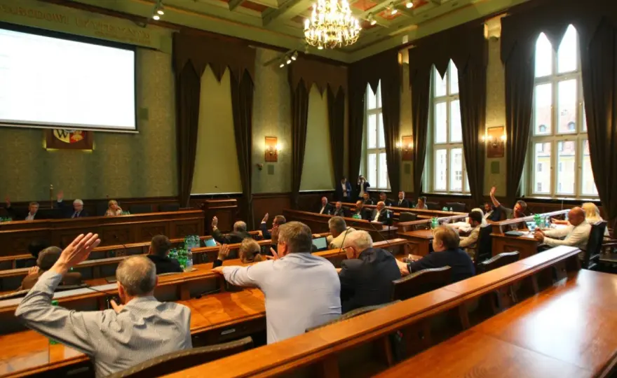 Ile zarabia radny osiedla we Wrocławiu? Aktualne stawki i zasady