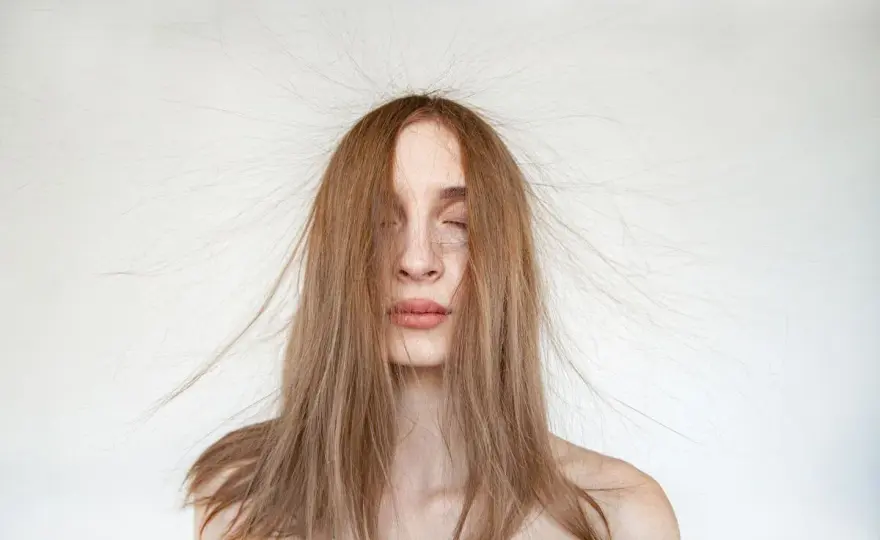 Statische Aufladung - Kleidung & Haare endlich bändigen