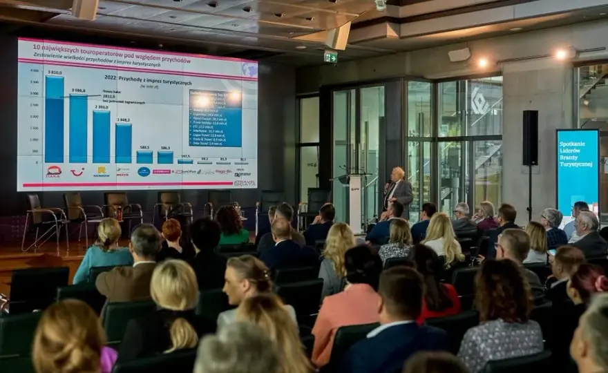 Które biuro podróży najlepsze dla Twojej rodziny: porównanie liderów