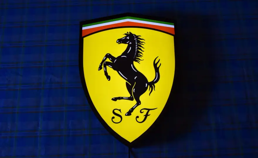 Ferrari: Jaki znaczek kryje się za legendą? Odkryj sekrety