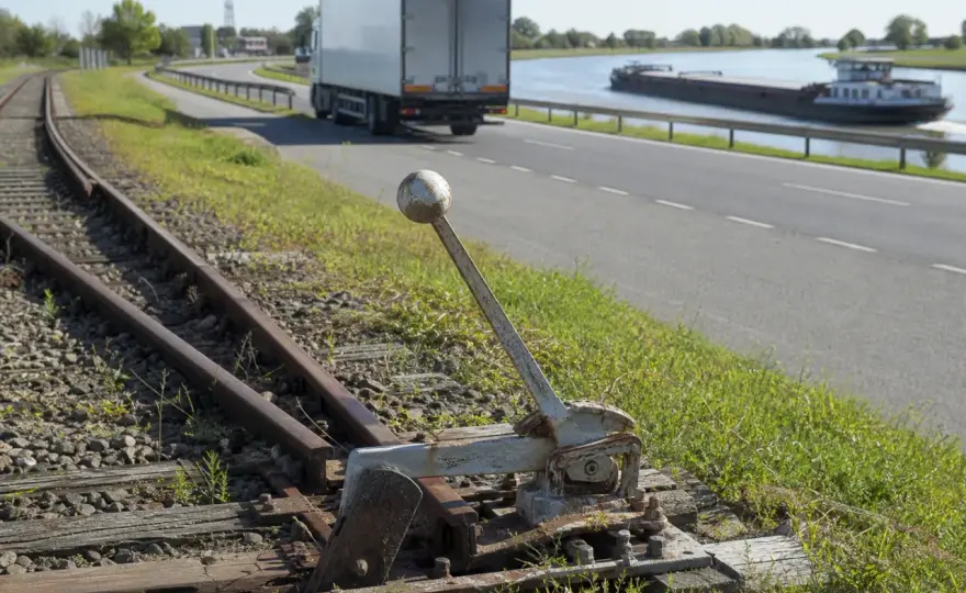 Transportart wählen - Straße, Schiene, Wasser oder Luft?