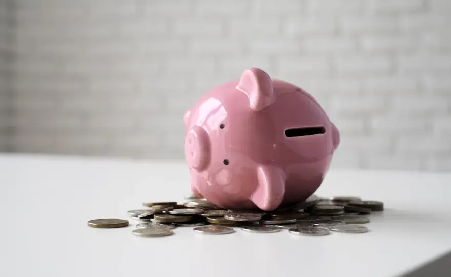 Gdzie trzymać pieniądze poza bankiem? Bezpieczne alternatywy