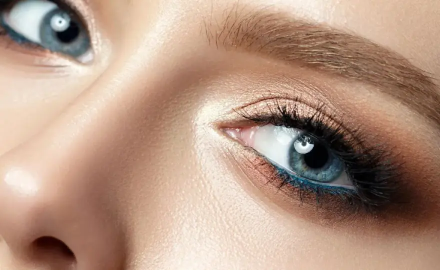 Make-up für blaugraue Augen - So strahlen sie wirklich!