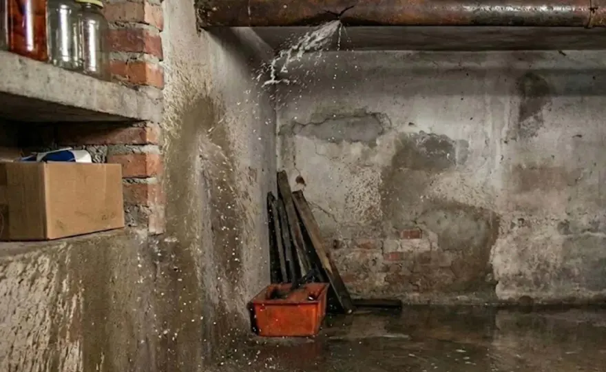 Pęknięta rura i zalane mieszkanie? Co zrobić krok po kroku