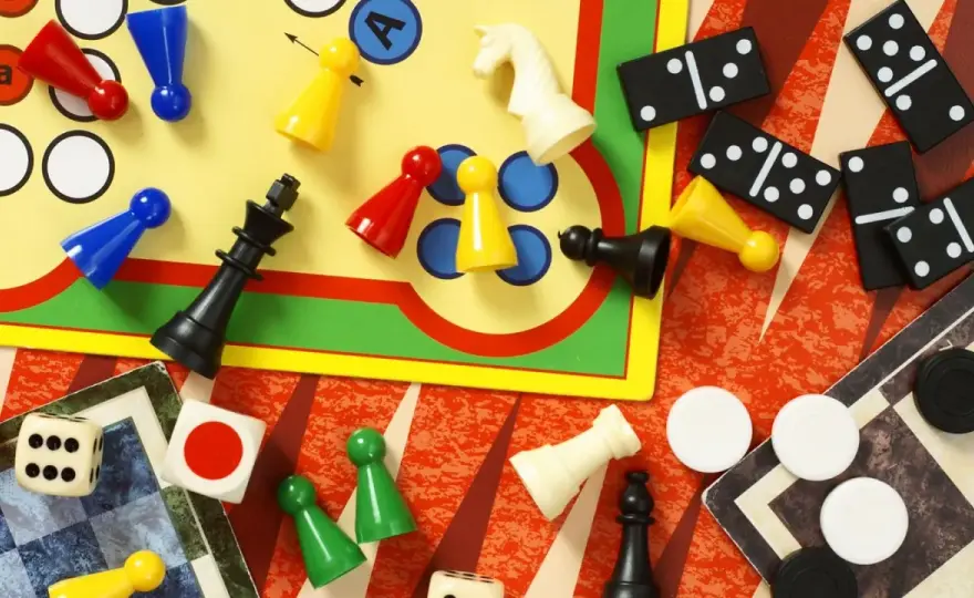 Bekannte Brettspiele - diese Klassiker passen wirklich zur Runde