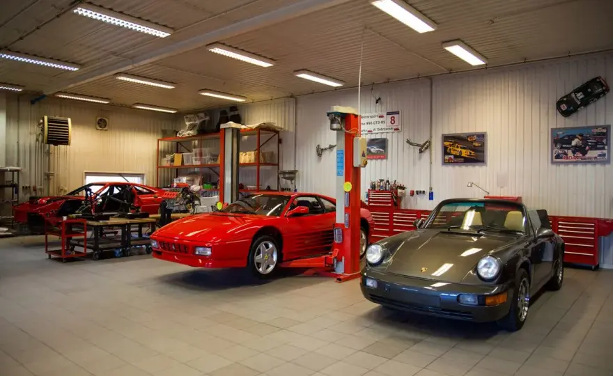 Ferrari czy Porsche: Który samochód sportowy wybrać i dlaczego?