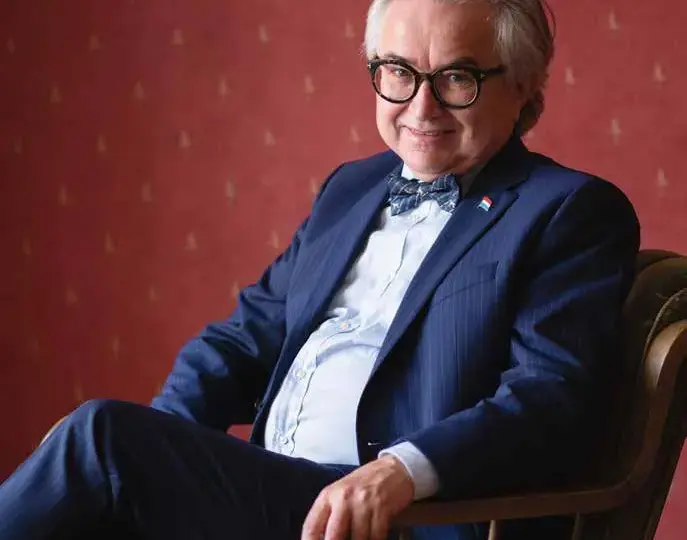 Koszula w spodniach czy na wierzchu? Dominik Zieliński radzi!