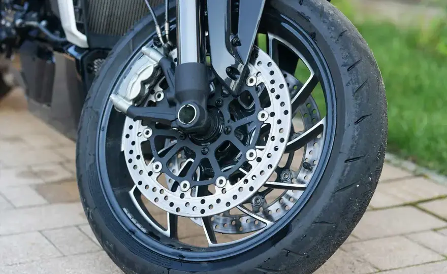 Pinchazo en el flanco de moto - ¿Reparar o cambiar?