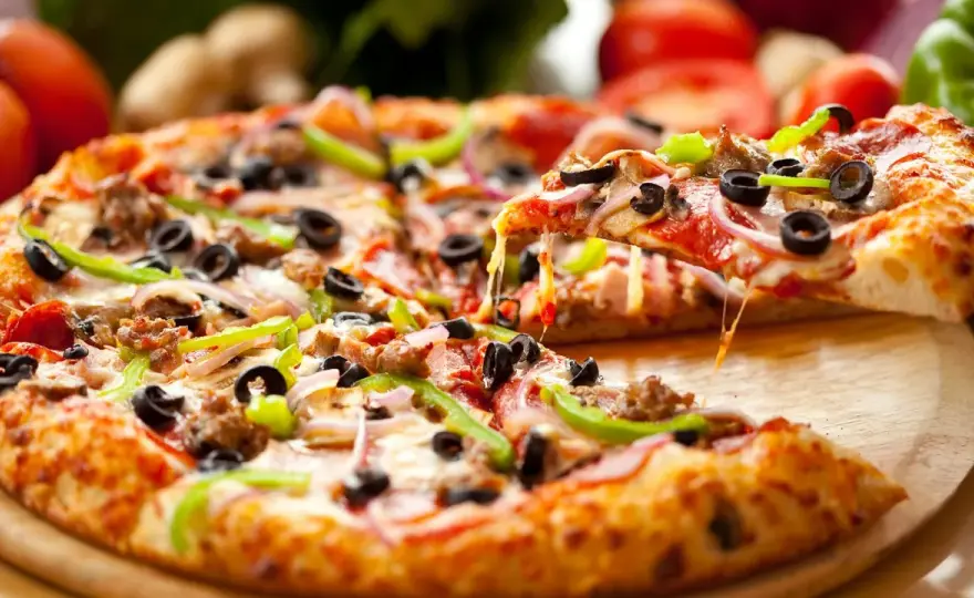 Pizza z gotowego ciasta: Szybki przepis na obiad jak z pizzerii