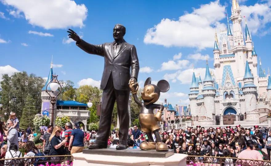 Gdzie jest Disneyland? Odkryj 6 magicznych lokalizacji na świecie!