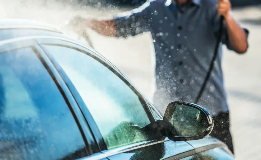 Jak woskować auto na myjni bezdotykowej, aby uniknąć zarysowań?