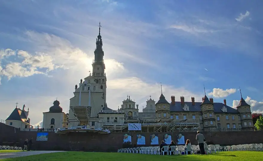 Gdzie jest jasna góra? Odkryj jej lokalizację i znaczenie w Częstochowie