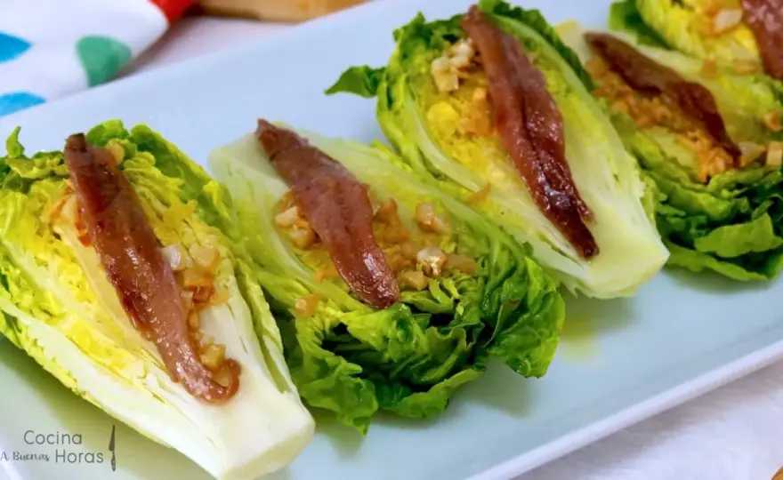 Cogollos con anchoas, una ensalada fresca en 15 minutos