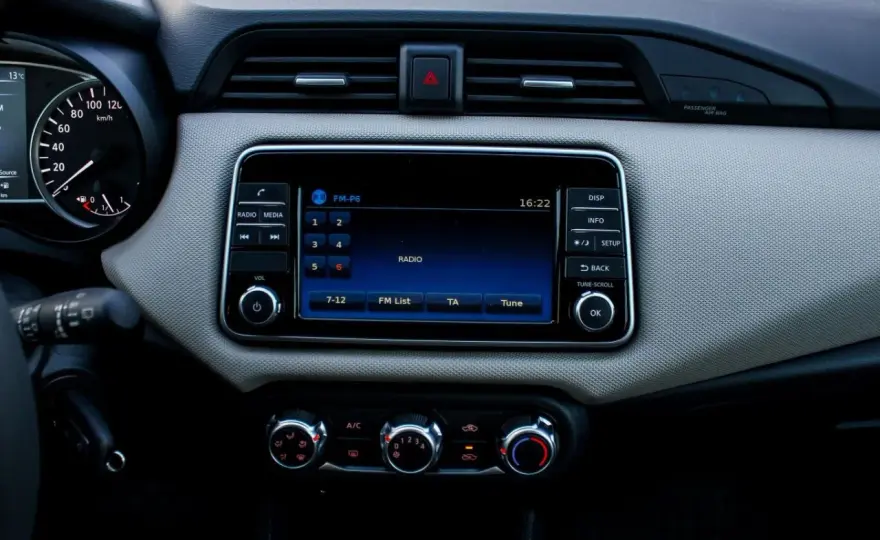 Jakie radio samochodowe z bluetooth wybrać? Poradnik dla kierowców