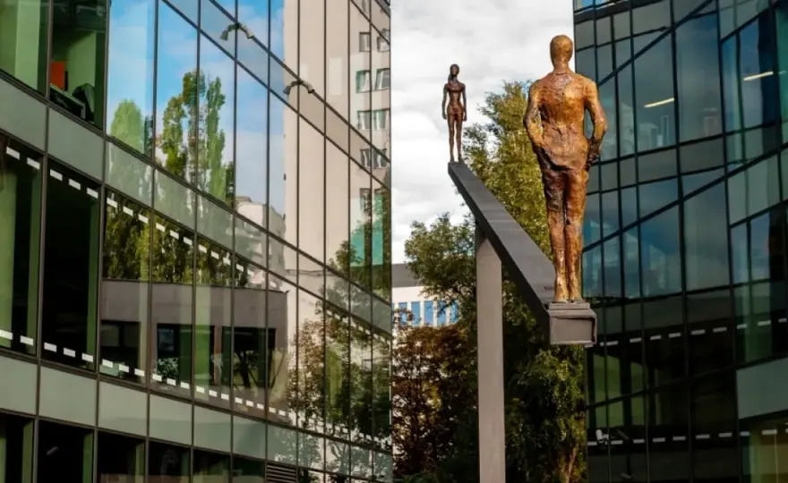 Ruchoma rzeźba – fascynujący świat sztuki ruchomej i jej historia