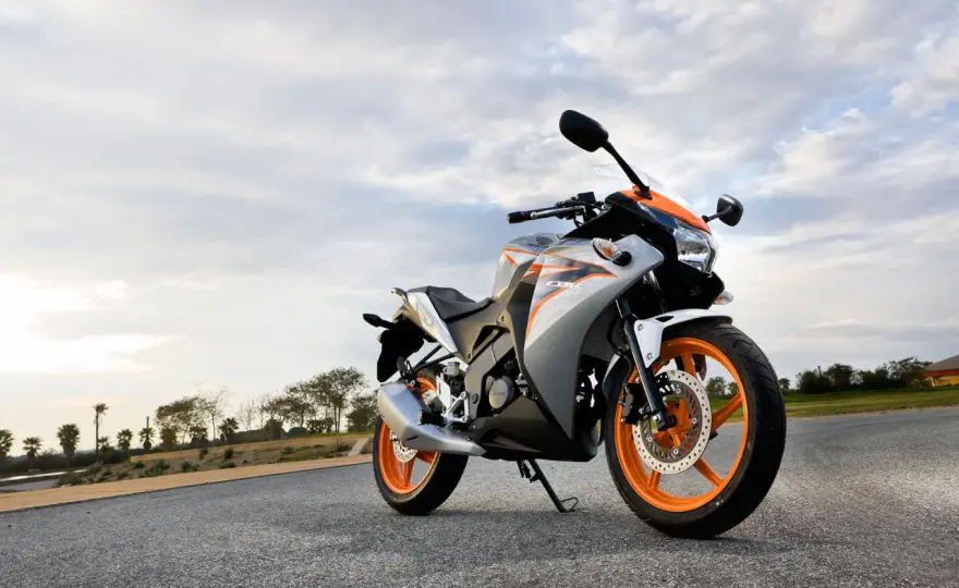 Pojemność baku Honda CBR 125 – Co musisz wiedzieć o paliwie?