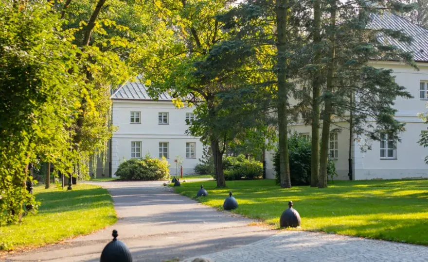 Gdzie kręcono "Nad Niemnem"? Odkryj prawdziwe plenery filmu