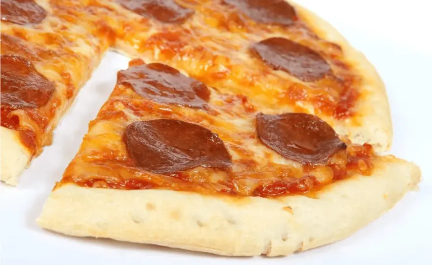 Ile gram ciasta na pizzę 32 cm? Odkryj idealną wagę dla smaku