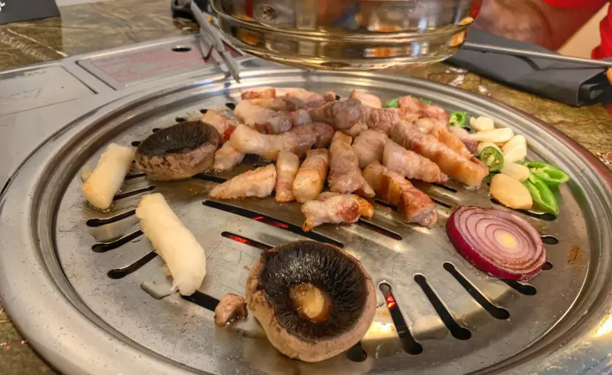 Koreański grill Kraków: najlepsze miejsca na BBQ z dostawą i odbiorem