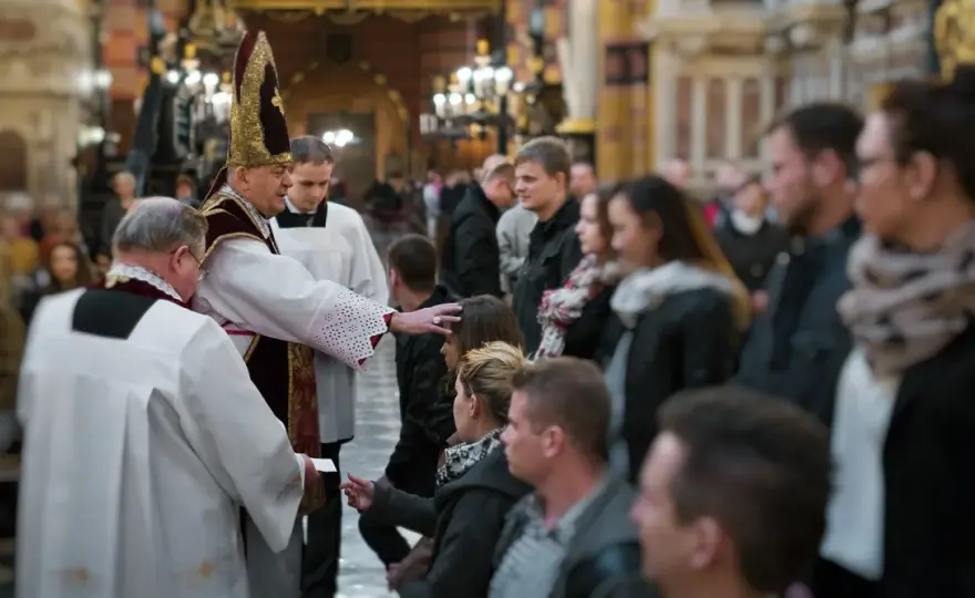 Świadek bierzmowania - 16 czy 18 lat? Poznaj zasady Kościoła.