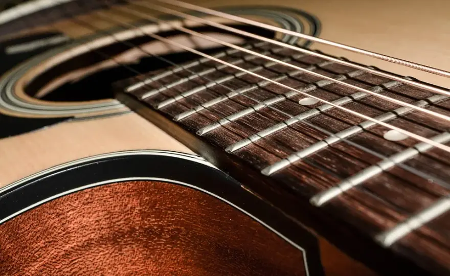 Gitara w samolocie: Bezpieczny lot z instrumentem? Sprawdź!