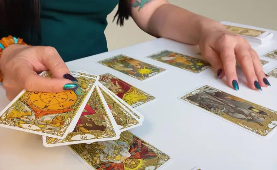 Tarot intencyjny: jak świadomie używać kart tarota dla lepszych odczytów