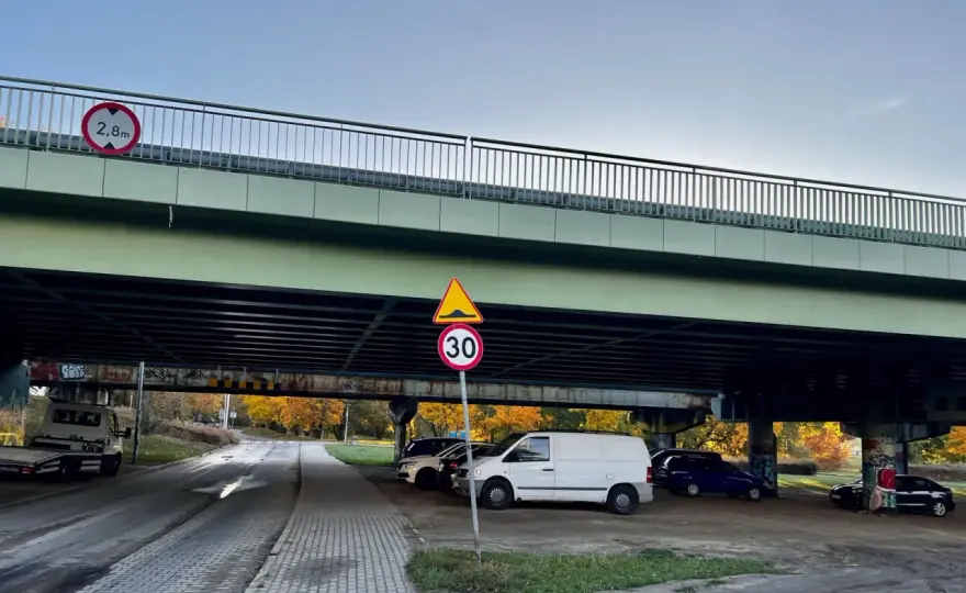 Jazda po estakadzie i wiadukcie - Jak uniknąć błędów i mandatów?