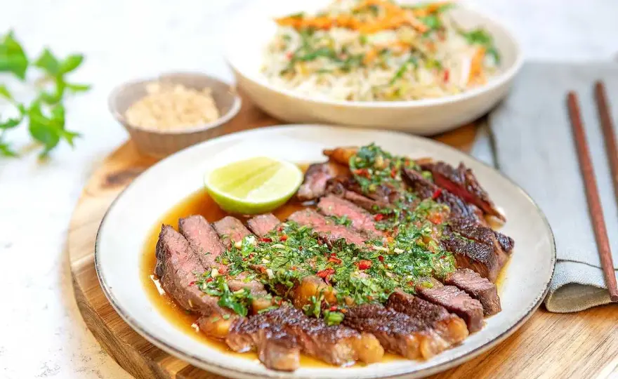 Så gör du asiatisk biffsallad med rätt kött och crunch