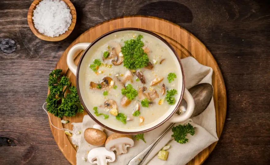 Ile kalorii ma zupa grzybowa i jak jej skład wpływa na kaloryczność