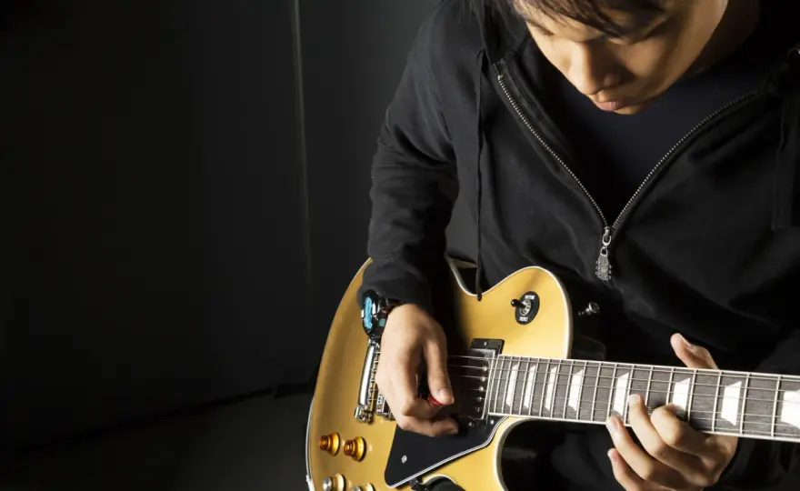 Jak trzymać gitarę elektryczną? Poradnik dla początkujących