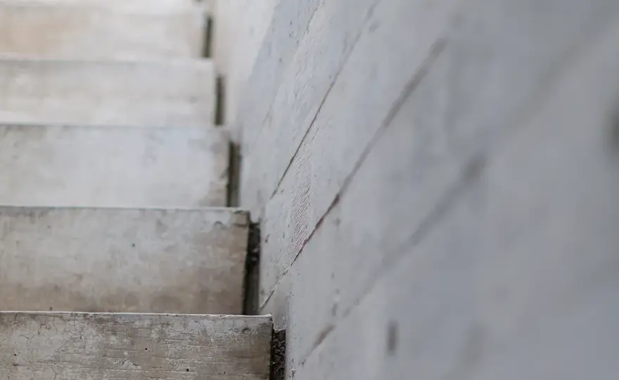 Jaki beton na schody wewnętrzne? Sprawdź najlepsze opcje i porady