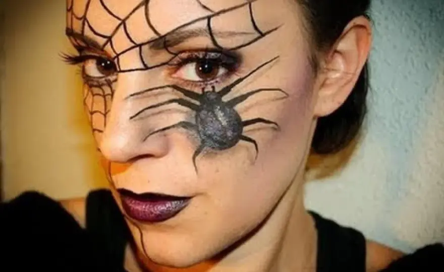 Spinnen Make-up Halloween: Einfache Anleitung & gruselige Ideen