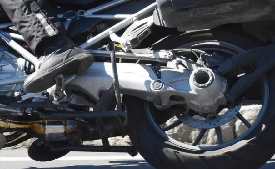 Motos con cardán, ventajas reales y qué revisar antes de comprar