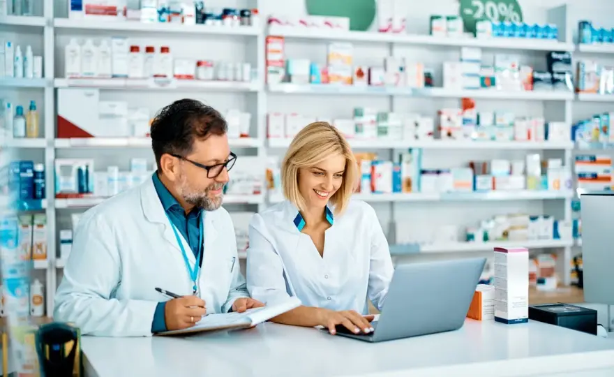 Zarobki farmaceuty w laboratorium: czy to lepsza opcja niż apteka?