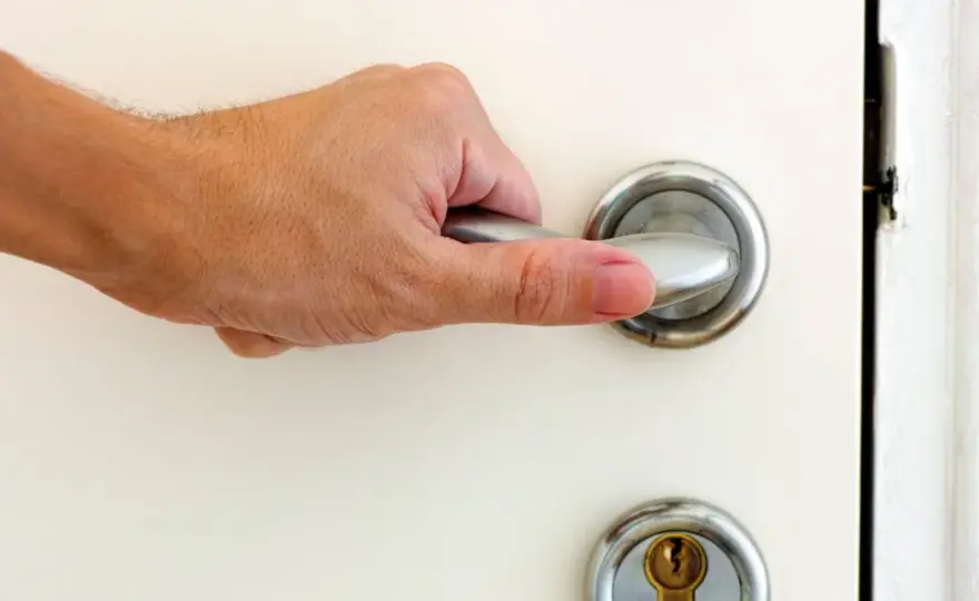 Porte bloquée - Causes et solutions sans tout casser