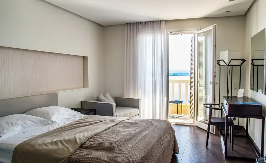 Jak liczyć noclegi w hotelu? Uniknij opłat i stresu!