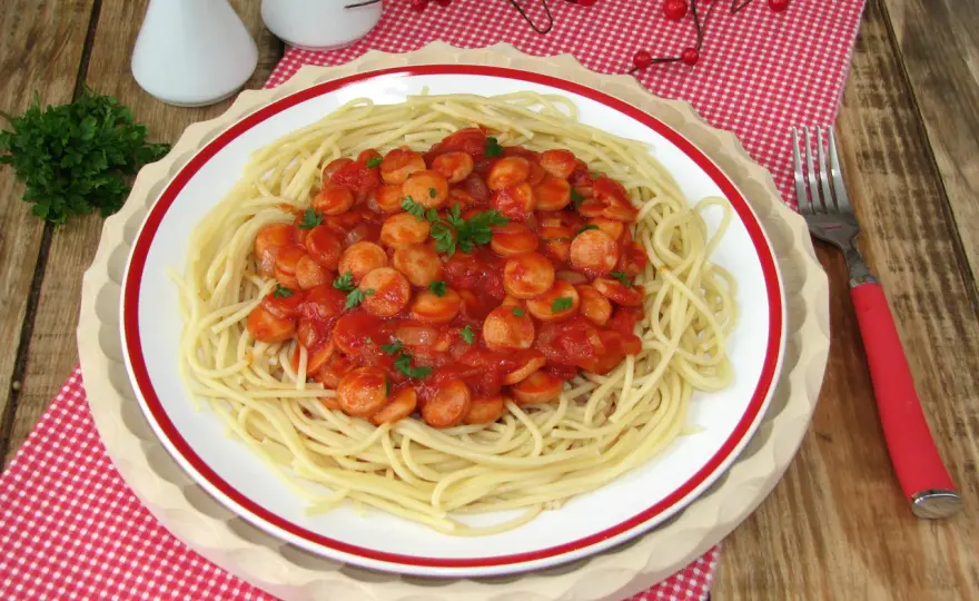 Szybkie i proste spaghetti z parówkami, które pokochają dzieci