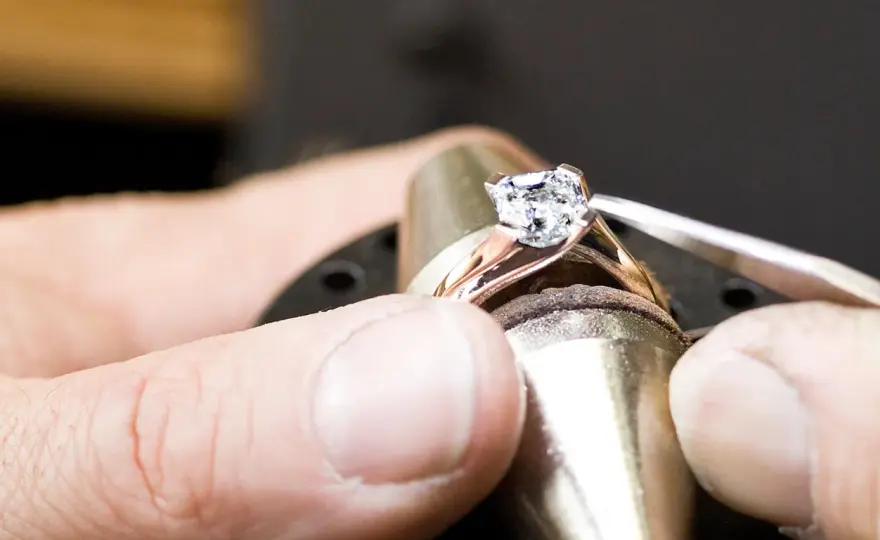 Ist ein Diamant ein Edelstein? - Alles zu Wert, Herkunft und 4 Cs