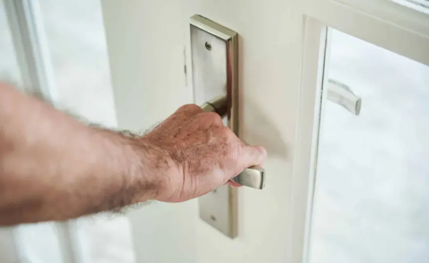 Inverser le sens d'ouverture d'une porte de WC - Le guide pratique
